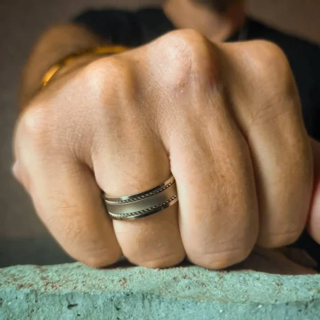 ITR-084-Titanium-Ring Titanium 7mm Mens Ring with Rope Edges