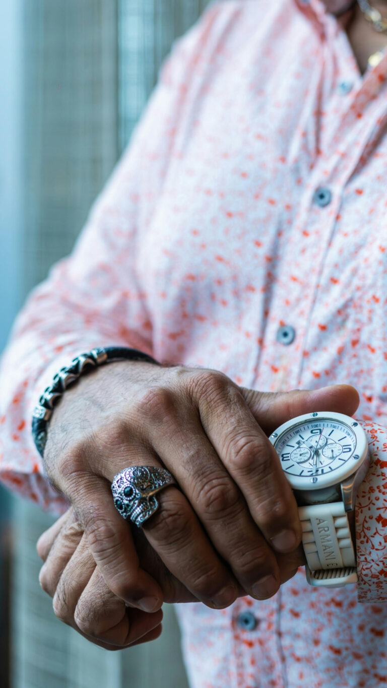 How To Choose the Right Size for a Men’s Signet Ring – No BS Guide